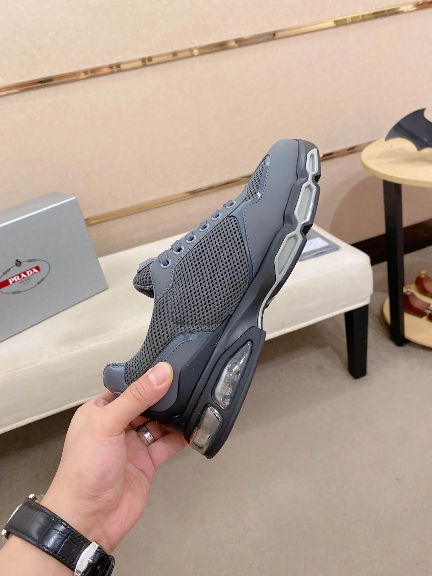 Factory price 660💰 ✔️✔️✔️High version High-quality new PRADA (Prada) counters are on the market at the same time, new men's shoes, 😘fabrics imported first-layer cowhide and mesh fabrics, purely handmade. Lining: Full cowhide lining. 👍🏿 High-end ☄️ air-cushion molded anti-slip rubber outsole, exquisite lines, simple and elegant, comfortable and high-end for leisure travel. Code number: 38 to 45